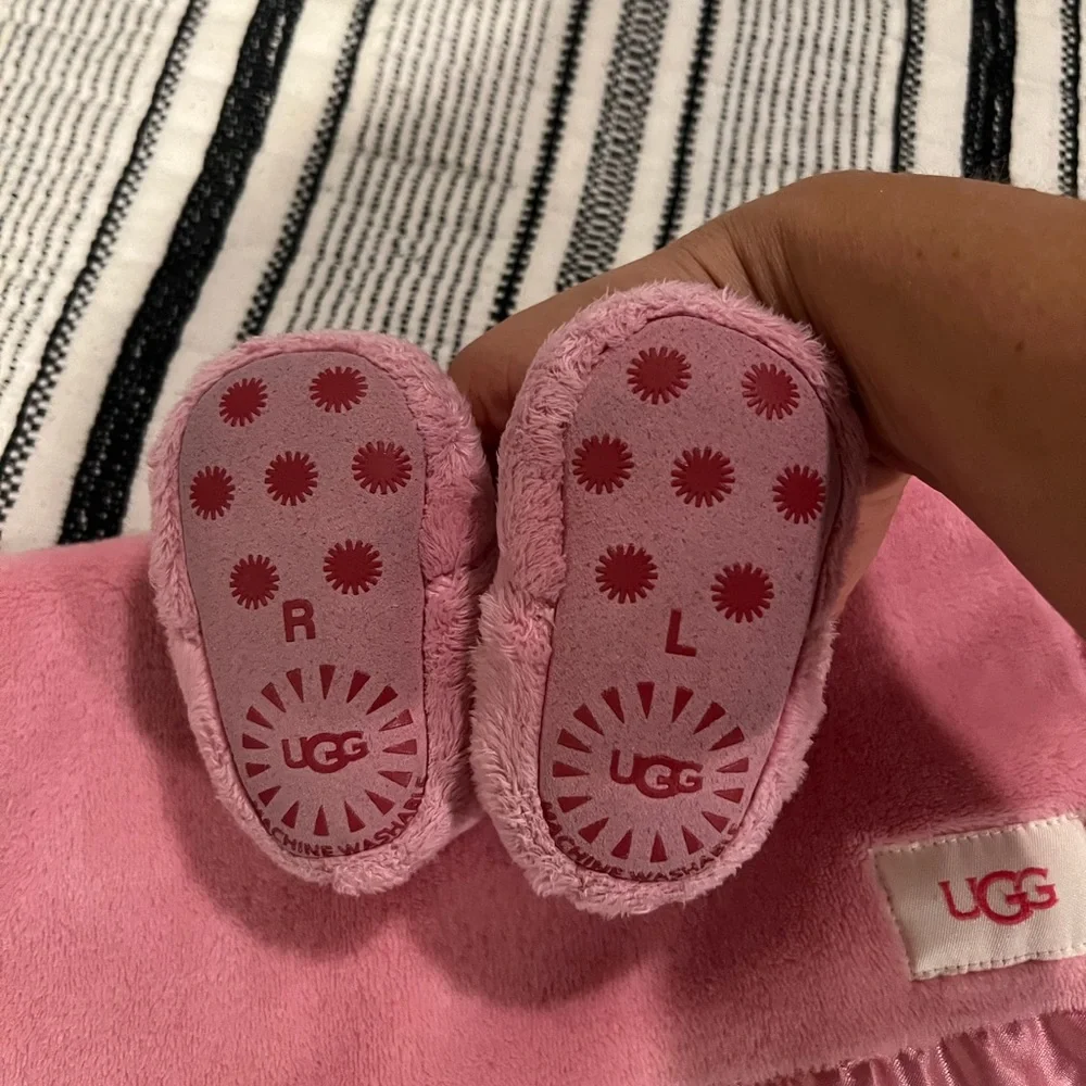 Pink Ugg baby booties and blankie Snuggie duo size 0/1